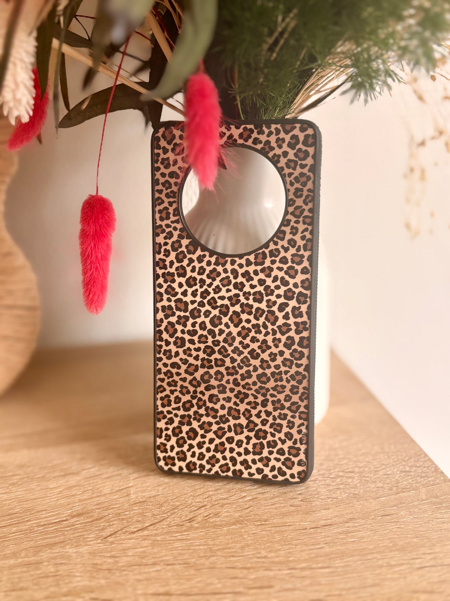 Coque de téléphone personnalisée au motif léopard classique, compatible avec plusieurs modèles de smartphones.